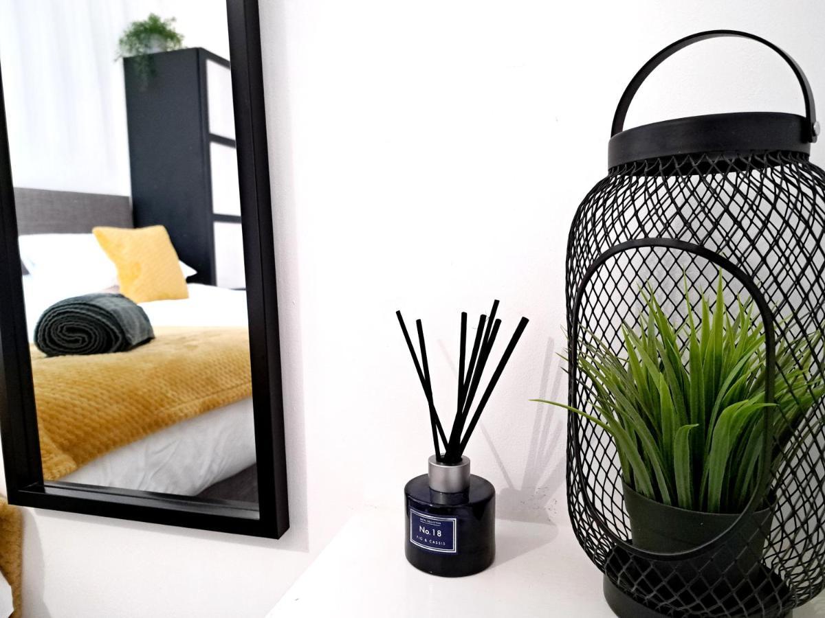 Stylish 2 Bed Apartment With Free Parking, Speed Wifi, Free Parking Колчестър Екстериор снимка